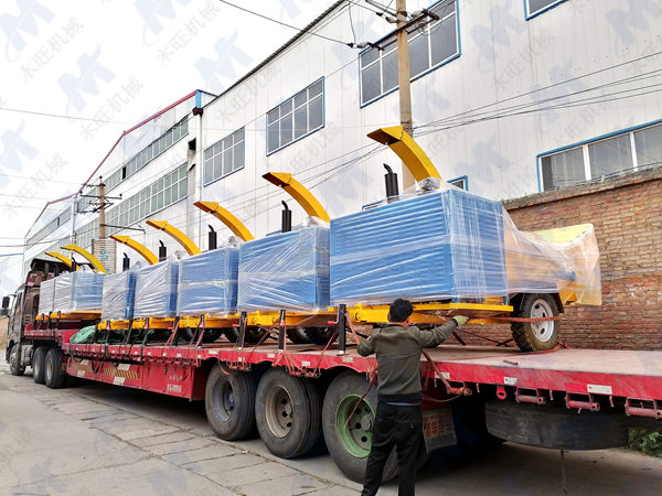 新疆老客户再次又与我厂购买7台大型木材粉碎机